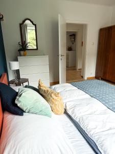 un grande letto con cuscini sopra in una camera da letto di Lake Life a Sankt Gilgen Altre 26 foto