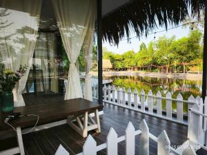 porche con banco y vistas al lago en Homestay Mẹ khang 2 - Room lake view, en Cu Chi