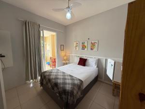 ein Schlafzimmer mit einem Bett in einem Zimmer mit einem Fenster in der Unterkunft Hosts BR - La Serena Suíte Cumbuco in Cumbuco