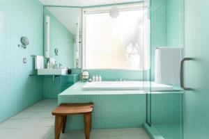 Bilik mandi di Frame Hotel - Treehouse