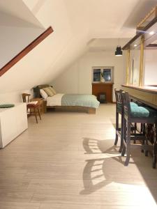 um quarto com uma cama e uma mesa em uma sala em Top Deck em Killorglin