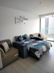 Predel za sedenje v nastanitvi Lovely View Studio Building Heated Pool Gym Turco WIFI