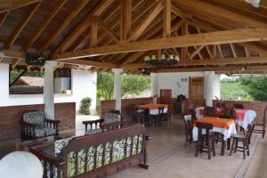 comedor con mesas y sillas y techos de madera en Hotel La Coqueta, en Montenegro