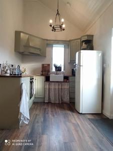 Η κουζίνα ή μικρή κουζίνα στο The Red Bridge Cottage +25 φωτογραφίες