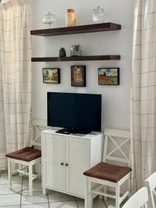 TV a/nebo společenská místnost v ubytování Locazione turistica LA CASETTA + 10 fotografií