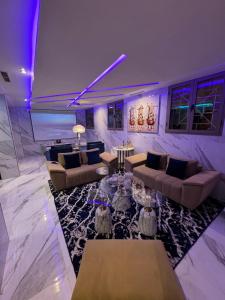 Una sala de estar con sofás y una mesa. en Beautiful new modern house with full comfort, en Marrakech