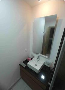 Kopalnica v nastanitvi Lovely View Studio Building Heated Pool Gym Turco WIFI