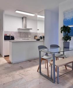 Η κουζίνα ή μικρή κουζίνα στο Romántica vista al paseo marítimo de Cádiz