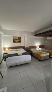 duas camas num quarto de hotel com duas lâmpadas em Apart-Hotel em Tambaú - Super Central com Vista Mar - Ap.113 em João Pessoa