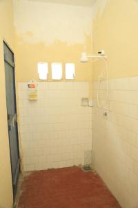 a bathroom with a shower with two windows at Casa Rústica e Aconchegante em Camocim in Camocim