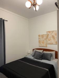 a bedroom with a bed and a ceiling fan at Casa de Vasco-Estadia Familiar e Tranquila in Amora