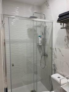 a shower with a glass door in a bathroom at Casa de Vasco-Estadia Familiar e Tranquila in Amora +64 photos