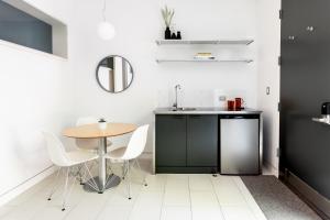 Dapur atau dapur kecil di Frame Hotel - Treehouse