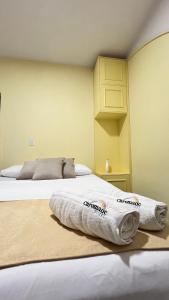 Hotel Chromatic房間的床