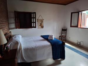 ReyesにあるDepartamento Jardín de Reyesの青い毛布が掛けられたベッドのある寝室