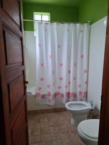 ReyesにあるDepartamento Jardín de Reyesのバスルーム(魚の入ったシャワーカーテン付) +3枚の写真