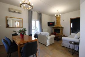 TV a/nebo společenská místnost v ubytování Raise Polydrosos Family Lodge