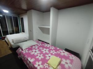 Postel nebo postele na pokoji v ubytování HOSTAL LAMAR BARU dónde Gertrudis