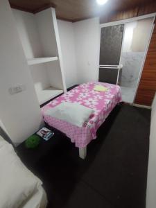 Postel nebo postele na pokoji v ubytování HOSTAL LAMAR BARU dónde Gertrudis