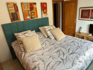 Una cama con dos almohadas encima en un dormitorio. en Real Torrequebrada, en Benalmádena 48 fotos más