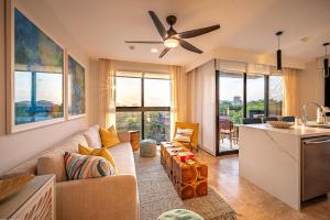 Χώρος καθιστικού στο Torres del Mar oceanview 6th-floor two-bedroom condo