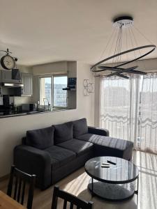 una sala de estar con un sofá y una mesa en Appartement d Alex, en Joué-lès-Tours