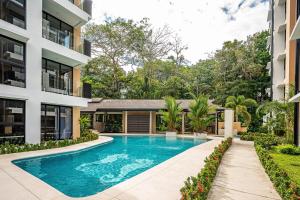 Πισίνα στο ή κοντά στο Torres del Mar oceanview 6th-floor two-bedroom condo