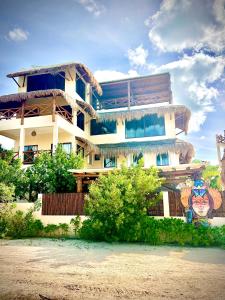 un bâtiment avec une peinture murale sur le côté dans l'établissement 3 Bedrooms house shared pool, à Holbox