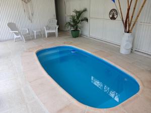 a large blue swimming pool on a patio at Atardeceres del Valle in Villa la Bolsa