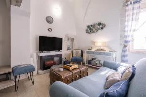 A television and/or entertainment centre at Charming sea-view house in Ostuni with terrace