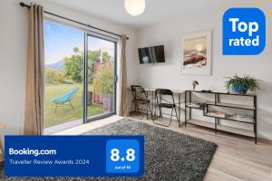 ein Wohnzimmer mit einer Glasschiebetür in der Unterkunft Wanaka Riverside 1 Bedroom Apartment in Wanaka
