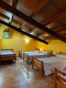 Ένα ή περισσότερα κρεβάτια σε δωμάτιο στο Charming House in Ogassa, Perfect for 10 Guests