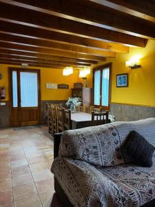 Χώρος καθιστικού στο Charming House in Ogassa, Perfect for 10 Guests