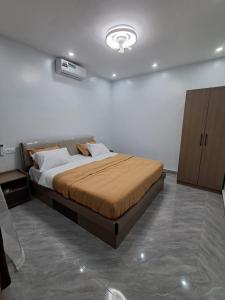 Ένα ή περισσότερα κρεβάτια σε δωμάτιο στο Appartement 2A meublé à Ngor almadies avec 2 chambres salon avec cuisne équipée plus balcon - résidence keur baye moussa