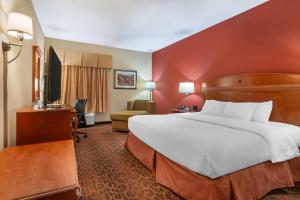 Postel nebo postele na pokoji v ubytování Best Western St. Louis Fairview Heights