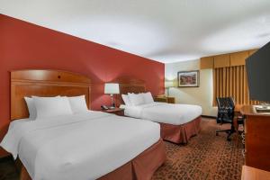 Postel nebo postele na pokoji v ubytování Best Western St. Louis Fairview Heights