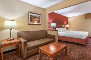 Postel nebo postele na pokoji v ubytování Best Western St. Louis Fairview Heights
