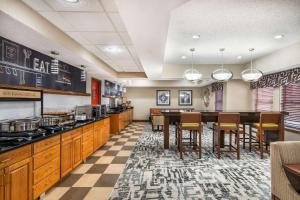 Kuchyň nebo kuchyňský kout v ubytování Best Western St. Louis Fairview Heights