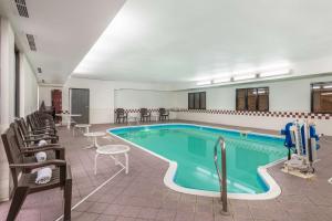 Bazén v ubytování Best Western St. Louis Fairview Heights nebo v jeho okolí