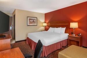 Postel nebo postele na pokoji v ubytování Best Western St. Louis Fairview Heights