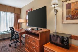 TV a/nebo společenská místnost v ubytování Best Western St. Louis Fairview Heights