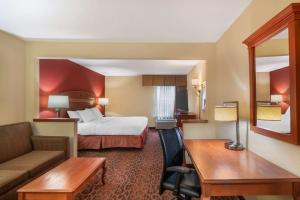 Postel nebo postele na pokoji v ubytování Best Western St. Louis Fairview Heights