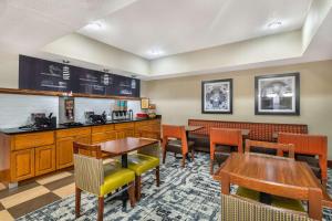 Kuchyň nebo kuchyňský kout v ubytování Best Western St. Louis Fairview Heights