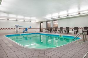 Bazén v ubytování Best Western St. Louis Fairview Heights nebo v jeho okolí