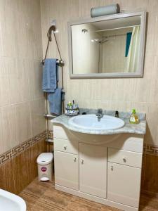 ein Badezimmer mit Waschbecken, Spiegel und Toilette in der Unterkunft Apartamento Atrium Vistas al mar en Finestrat in Cala de Finestrat