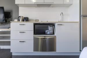 Oaks Townsville Hotel的厨房或小厨房