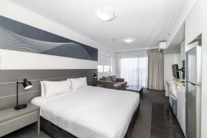 Oaks Townsville Hotel客房内的一张或多张床位