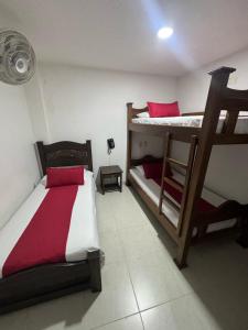 Rúm í herbergi á Hotel Tucan Pereira