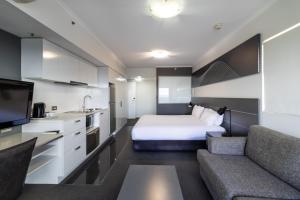 Oaks Townsville Hotel的厨房或小厨房
