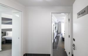 Oaks Townsville Hotel客房内的一张或多张床位